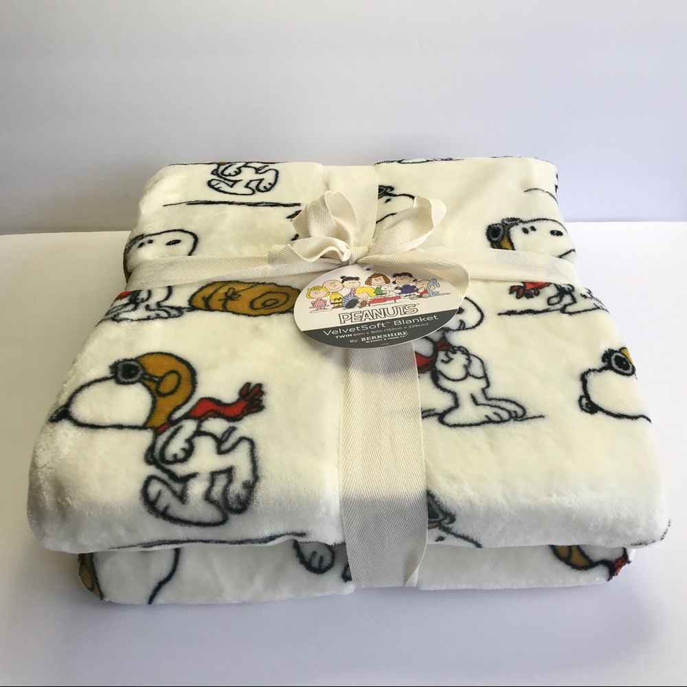 PEANUTS SNOOPY velvet soft blanket NWT